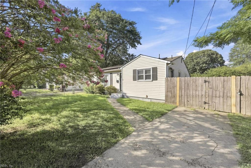 Photo 3 of 25 residential for sale in Chesapeake virginia