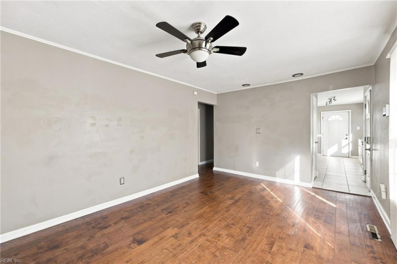 Photo 6 of 25 residential for sale in Chesapeake virginia
