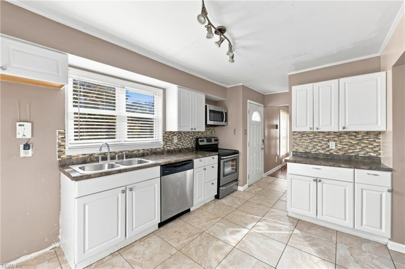 Photo 7 of 25 residential for sale in Chesapeake virginia