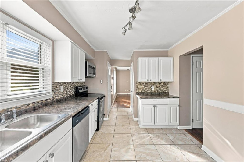 Photo 9 of 25 residential for sale in Chesapeake virginia