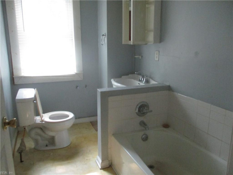 Photo 17 of 27 residential for sale in Portsmouth virginia