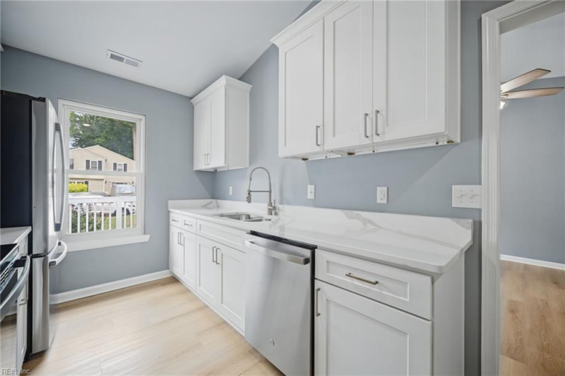 Photo 11 of 33 residential for sale in Virginia Beach virginia