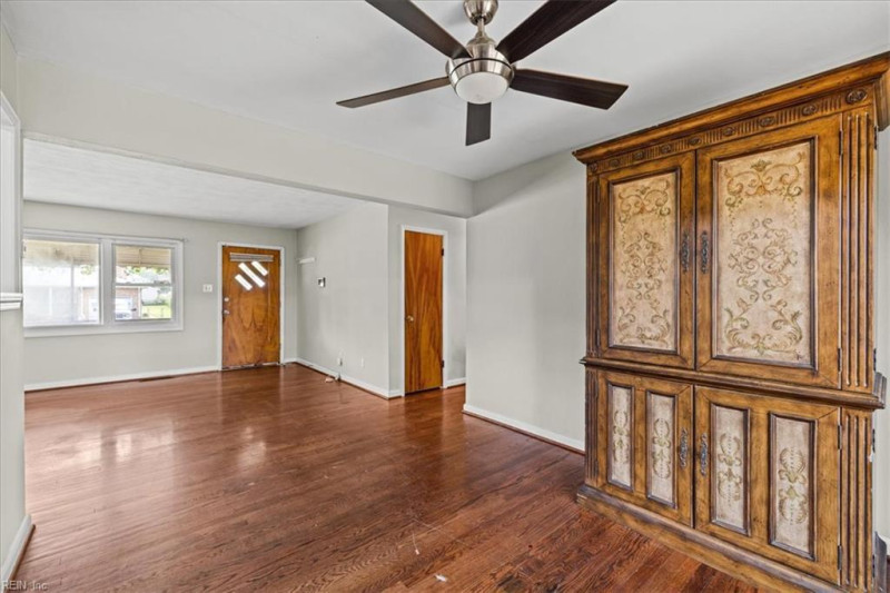 Photo 12 of 41 residential for sale in Chesapeake virginia