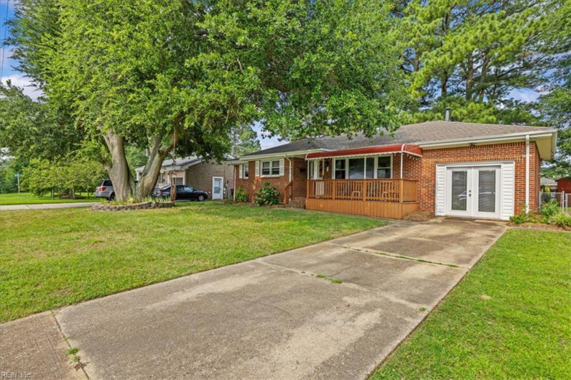 Photo 3 of 41 residential for sale in Chesapeake virginia