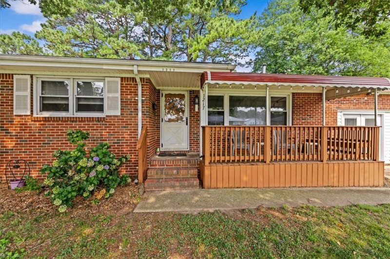 Photo 4 of 41 residential for sale in Chesapeake virginia