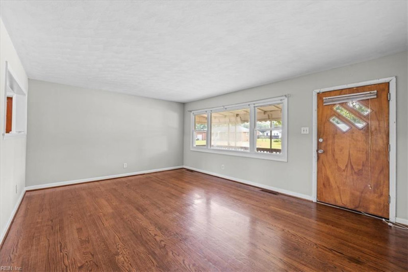 Photo 5 of 41 residential for sale in Chesapeake virginia