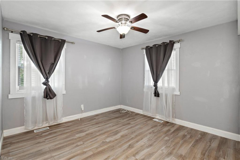 Photo 18 of 26 residential for sale in Chesapeake virginia