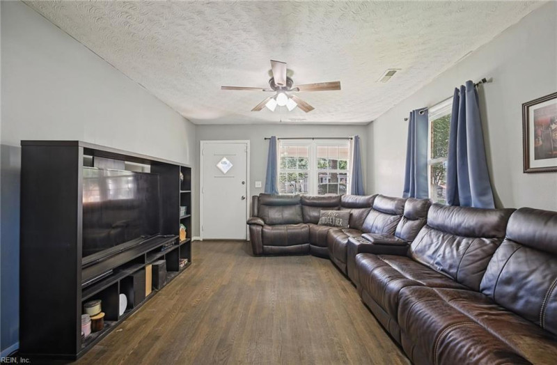 Photo 7 of 29 residential for sale in Chesapeake virginia