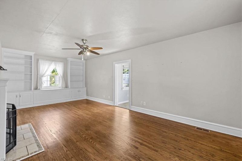 Photo 15 of 38 residential for sale in Hampton virginia