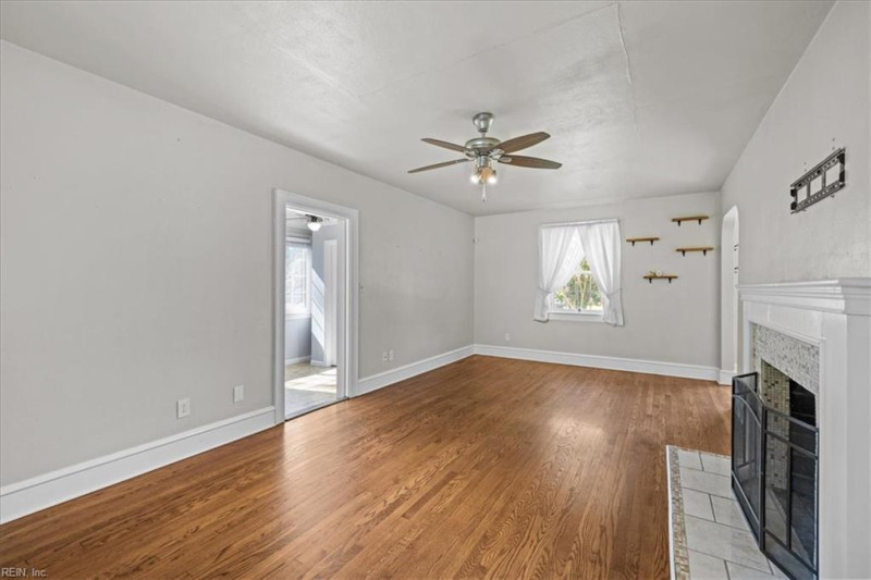 Photo 16 of 38 residential for sale in Hampton virginia