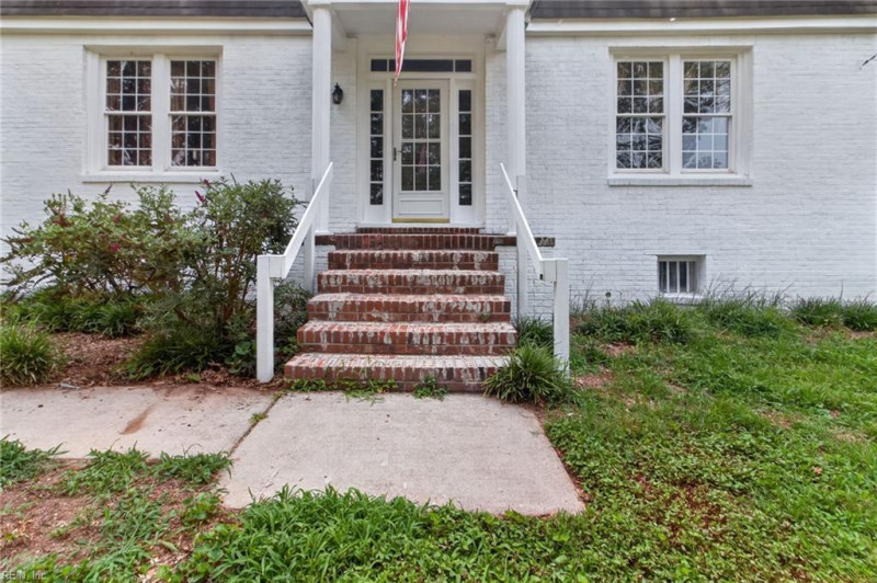 Photo 3 of 37 residential for sale in Chesapeake virginia