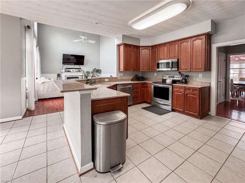 Photo 15 of 42 residential for sale in Chesapeake virginia
