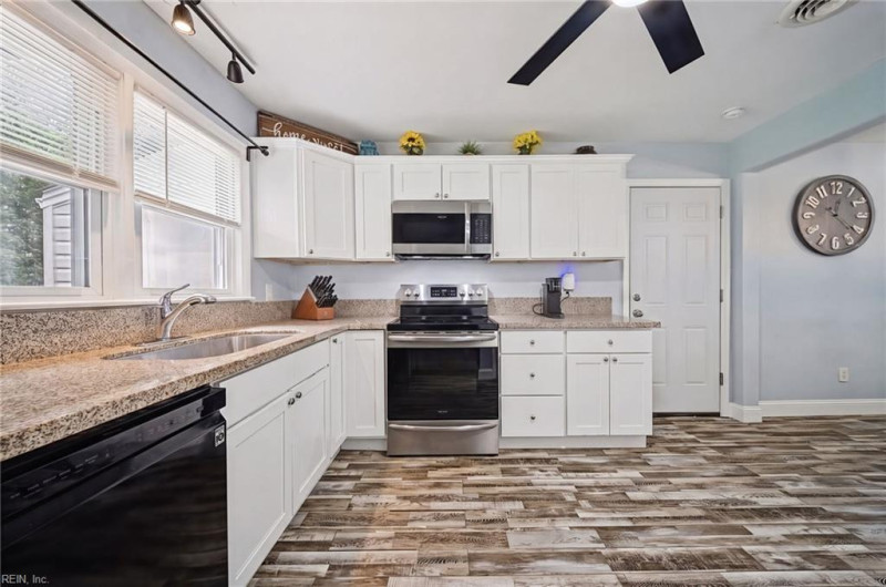 Photo 12 of 44 residential for sale in Virginia Beach virginia