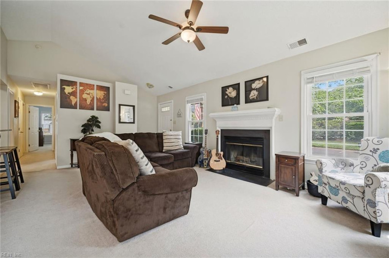 Photo 5 of 32 residential for sale in Chesapeake virginia