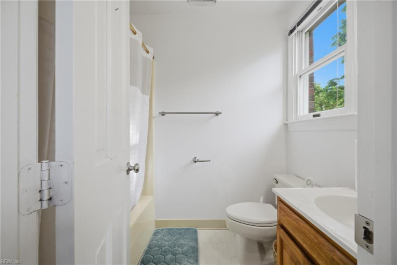 Photo 17 of 34 residential for sale in Portsmouth virginia