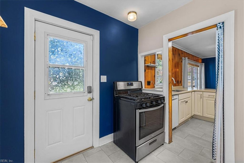 Photo 3 of 91 residential for sale in Hampton virginia