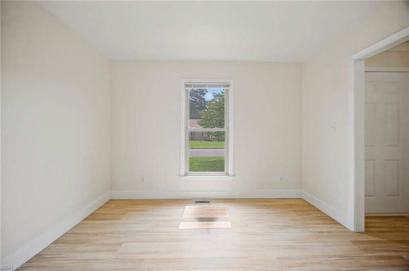 Photo 11 of 39 residential for sale in Chesapeake virginia