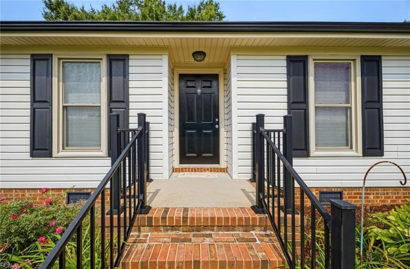Photo 4 of 39 residential for sale in Chesapeake virginia