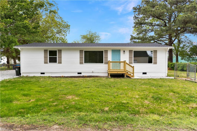 Photo 3 of 40 residential for sale in Poquoson virginia
