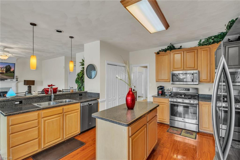 Photo 7 of 31 residential for sale in Chesapeake virginia