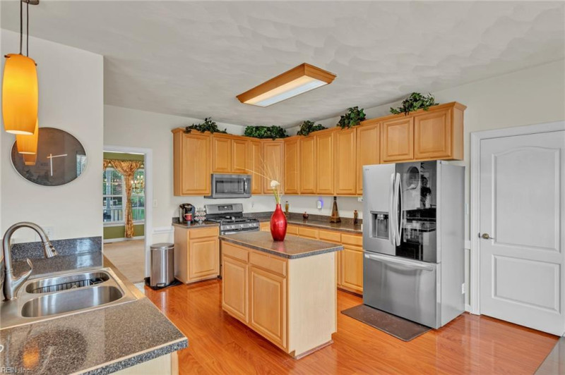 Photo 8 of 31 residential for sale in Chesapeake virginia