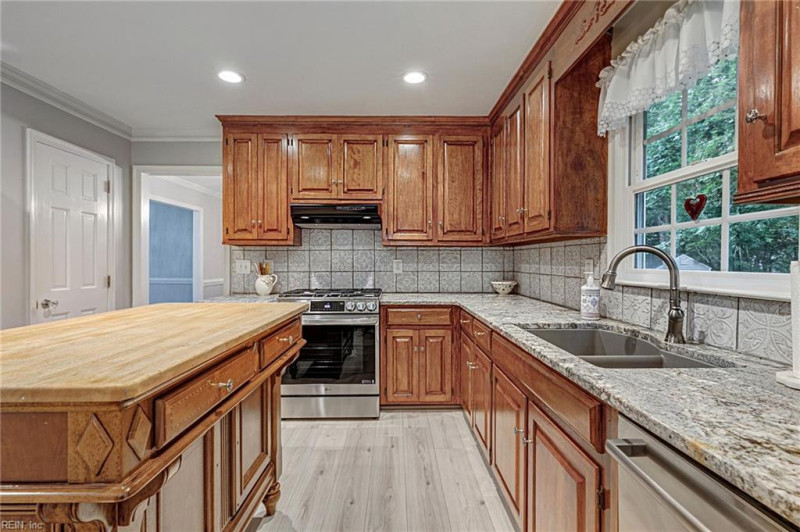 Photo 9 of 50 residential for sale in James City County virginia
