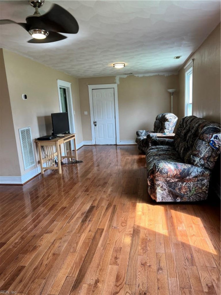 Photo 11 of 17 residential for sale in Isle of Wight County virginia