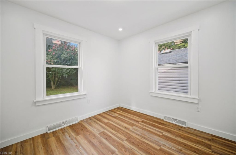 Photo 18 of 48 residential for sale in Portsmouth virginia