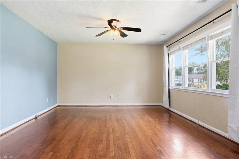 Photo 11 of 34 residential for sale in Virginia Beach virginia