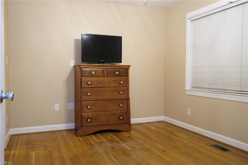 Photo 14 of 33 residential for sale in Gloucester County virginia
