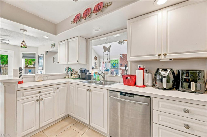 Photo 11 of 42 residential for sale in Virginia Beach virginia
