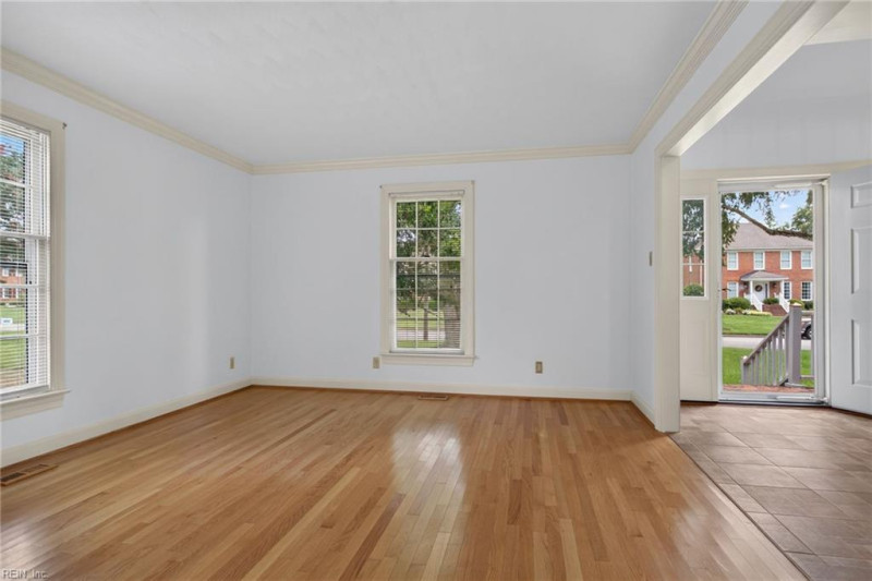 Photo 5 of 45 residential for sale in Chesapeake virginia