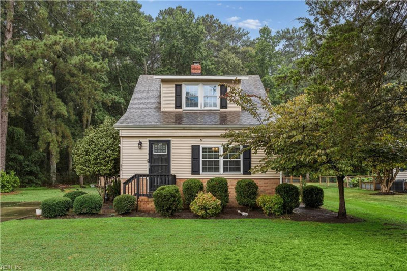 Photo 4 of 47 residential for sale in Poquoson virginia