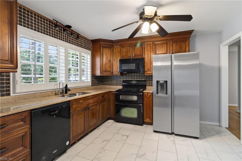 Photo 12 of 31 residential for sale in Newport News virginia