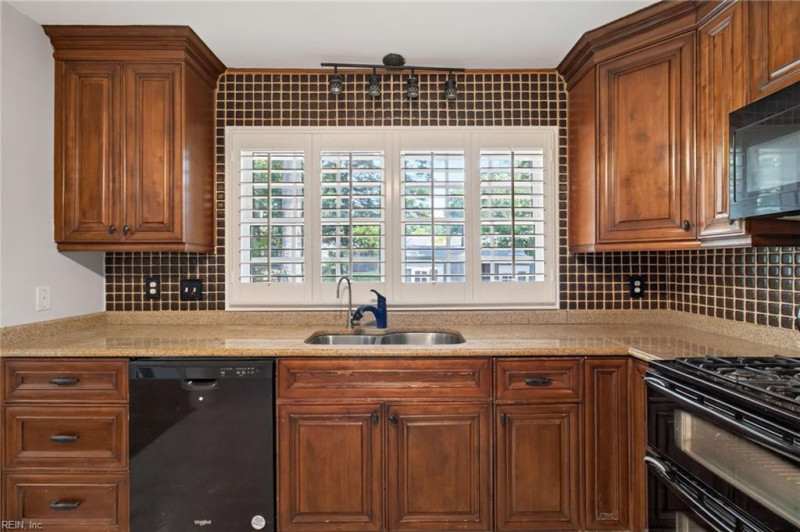 Photo 14 of 31 residential for sale in Newport News virginia
