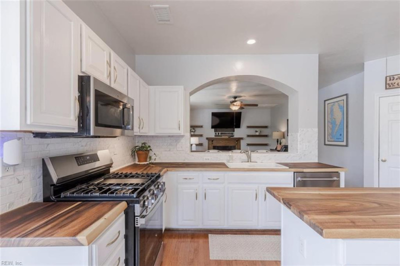 Photo 16 of 50 residential for sale in Chesapeake virginia