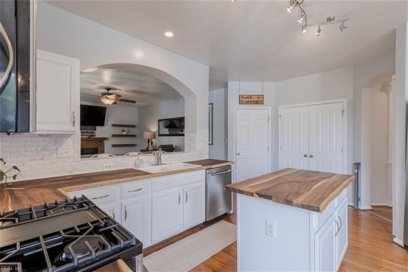Photo 17 of 50 residential for sale in Chesapeake virginia
