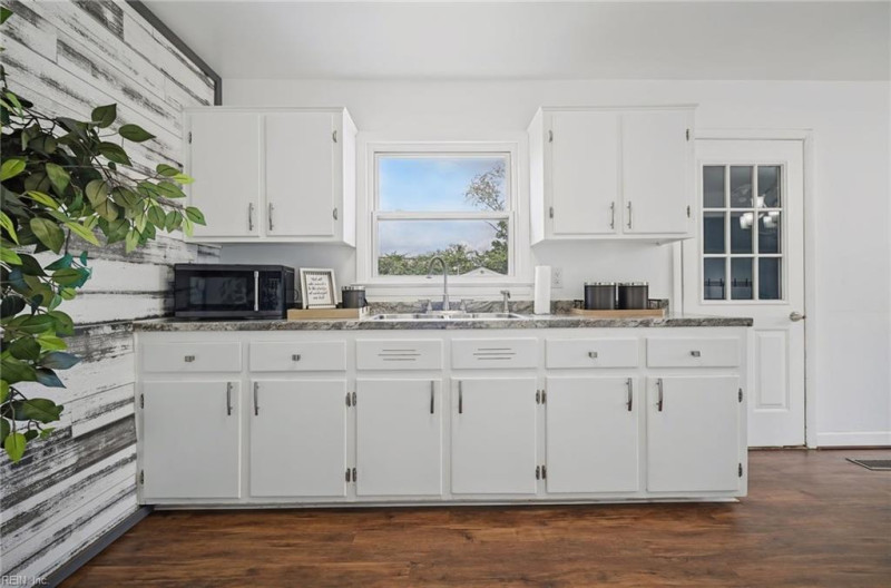 Photo 12 of 40 residential for sale in Hampton virginia