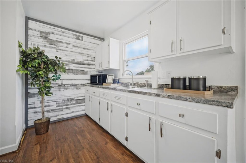 Photo 13 of 40 residential for sale in Hampton virginia