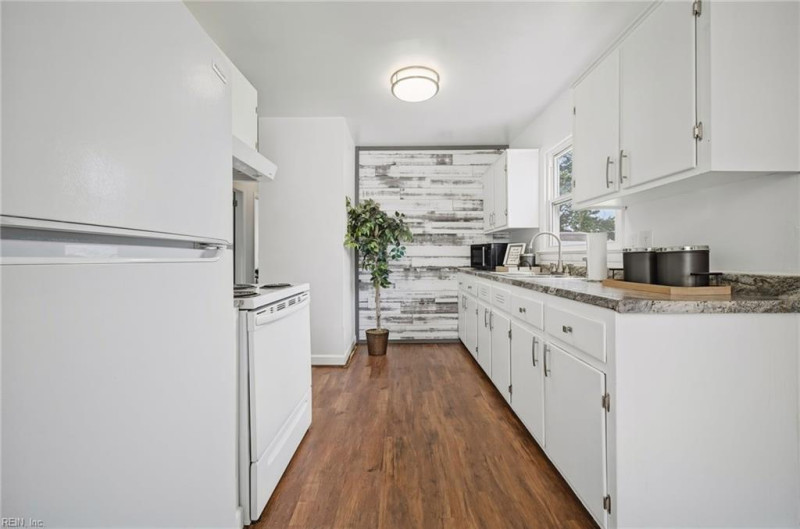 Photo 14 of 40 residential for sale in Hampton virginia