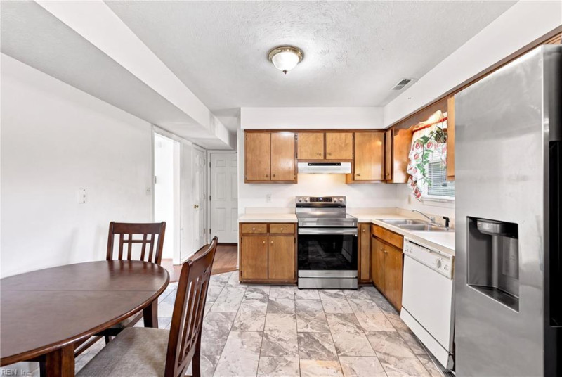 Photo 11 of 31 residential for sale in Hampton virginia
