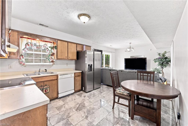 Photo 12 of 31 residential for sale in Hampton virginia
