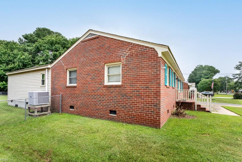 Photo 13 of 37 residential for sale in Poquoson virginia