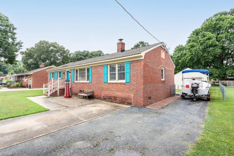 Photo 2 of 37 residential for sale in Poquoson virginia