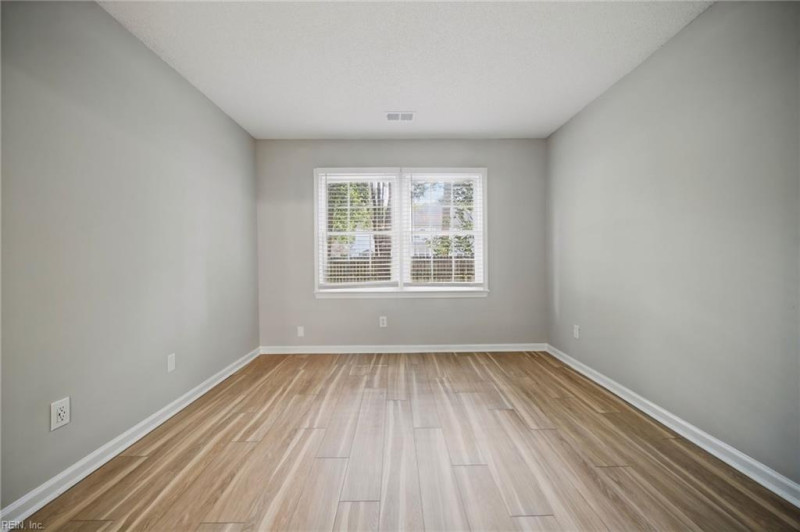 Photo 13 of 17 residential for sale in Chesapeake virginia