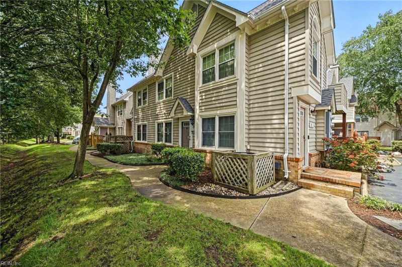 Photo 2 of 17 residential for sale in Chesapeake virginia