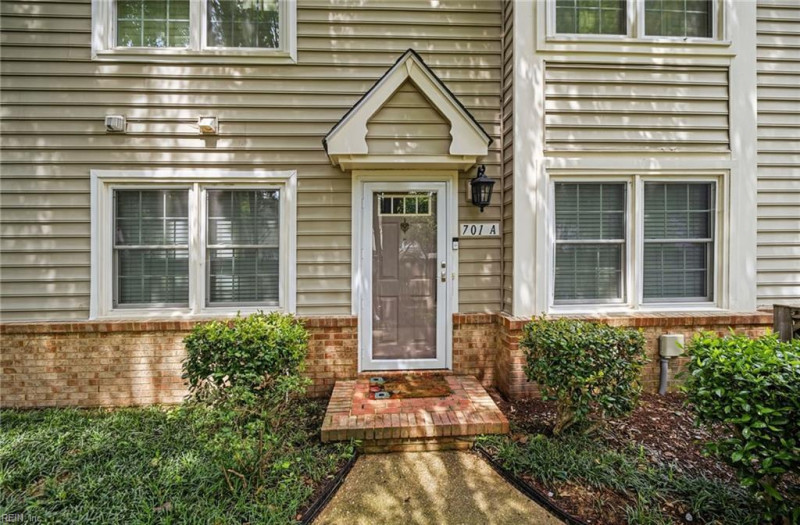 Photo 3 of 17 residential for sale in Chesapeake virginia