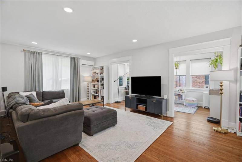 Photo 13 of 50 residential for sale in Portsmouth virginia
