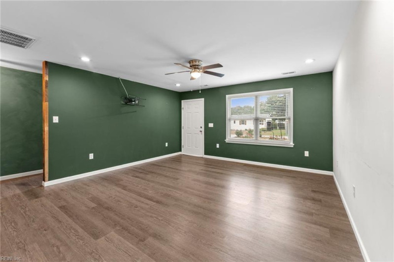 Photo 12 of 40 residential for sale in Gloucester County virginia