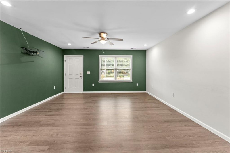 Photo 14 of 40 residential for sale in Gloucester County virginia